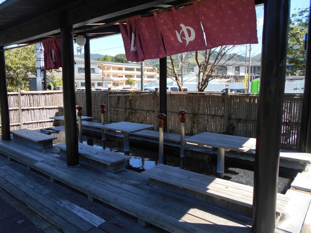 Relaxing public hot spring foot bath in the town of Yufuin, Oita - Japan Navi Journey