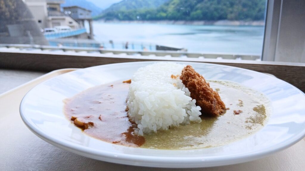 Famous Kurobe Dam Curry shaped like an arch dam - Japan Navi Journey
