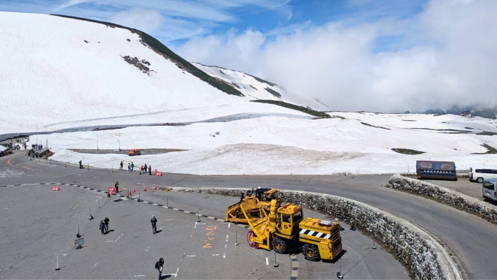 Specialised rotary snowplow used to carve the snow corridor at Yuki no Otani - Japan Navi Journey